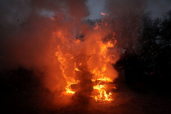 پراگ جمهوری چک - 30 آوریل 2013 سوزاندن جادوگران در جزیره کامپا در شب جادوگران در پراگ جمهوری چک