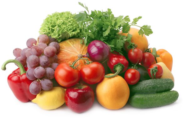 میوه ها و سبزیجات جدا شده در پس زمینه سفید