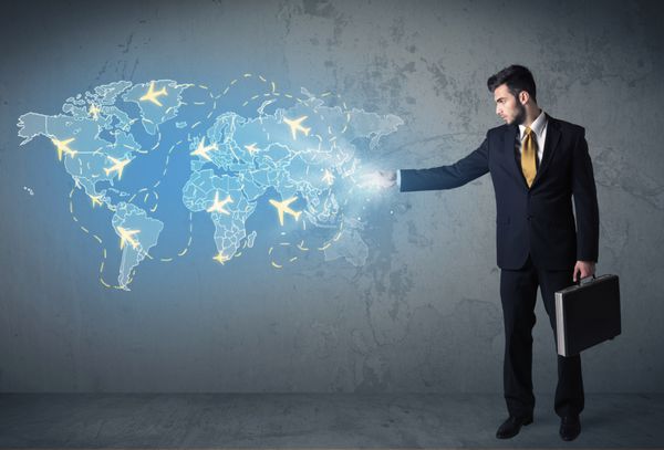 یک شخص تجاری که نقشه آبی دیجیتال را با هواپیماها در سراسر جهان نشان می دهد
