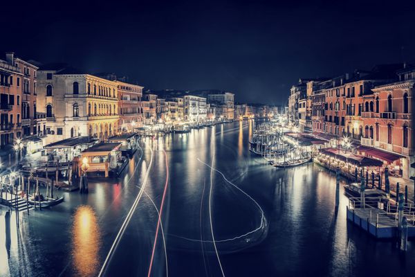 شهر ونیز در شب منظره شهری زیبا و باشکوه نورهای درخشان بسیاری در ساختمان های کانال بزرگ در شب گردشگری و سفر به ایتالیا