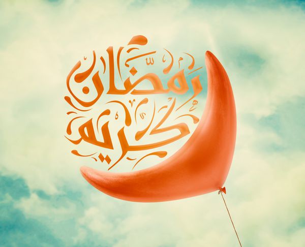 بالن هلال ماه رمضان قرمز در آسمان آبی پرنعمت با ابرها رسم الخط عربی اسلامی متن رمضان کریم