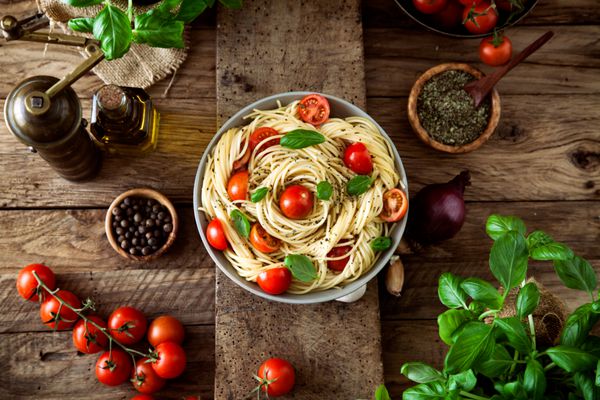 غذاهای ایتالیایی پاستا با روغن زیتون سیر ریحان و گوجه فرنگی و سوپ گوجه فرنگی