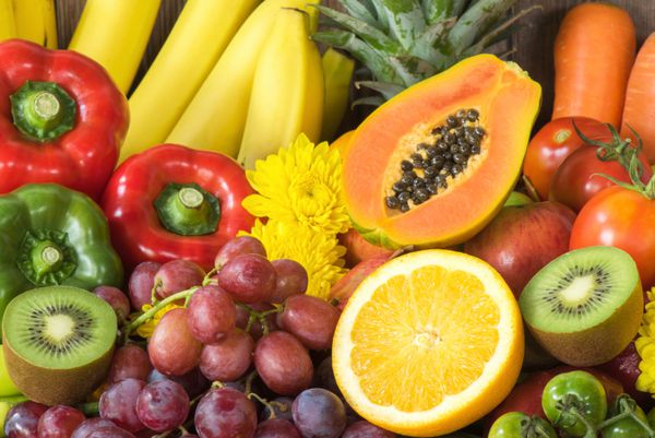 گروهی از میوه ها و سبزیجات تازه ارگانیک برای سلامتی