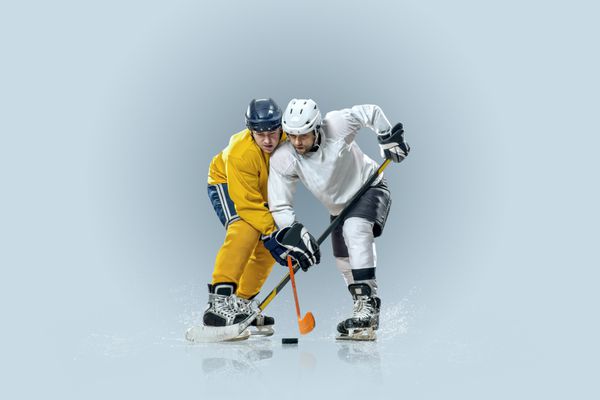 بازیکن هاکی روی یخ روی یخ و جلوه های نور