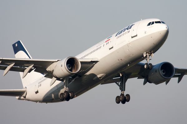 آمستردام هلند--17 ژوئن 2014-- یک هواپیمای ایرباس ایران به تازگی از باند خارج شده است