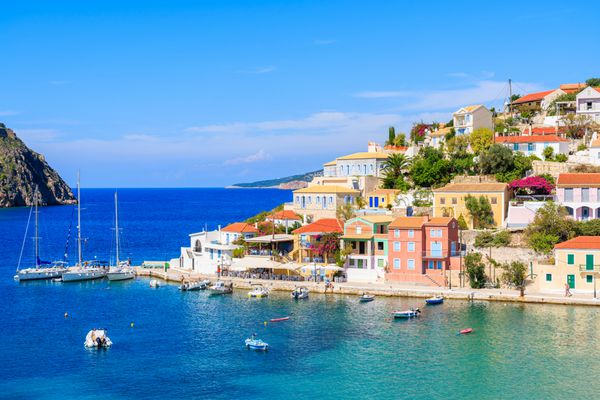 نمای روستای آسوس و خلیج زیبای دریا جزیره کفالونیا یونان