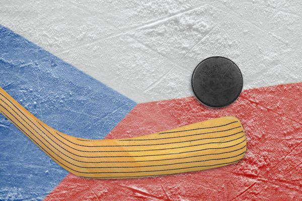 چوب هاکی چوب هاکی و تصویر پرچم چک روی یخ