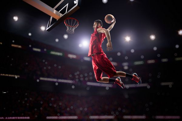 بازیکن بسکتبال قرمز در ورزشگاه