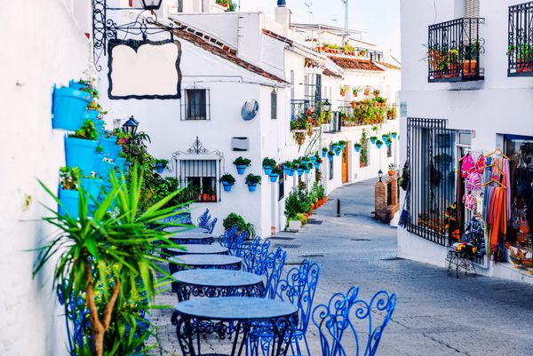 خیابان میجاس دهکده سفید جذاب در اندلس کوستا دل سل جنوب اسپانیا