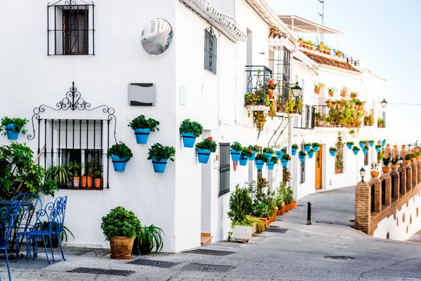 خیابان زیبای میجاس دهکده سفید جذاب در اندلس کوستا دل سل جنوب اسپانیا