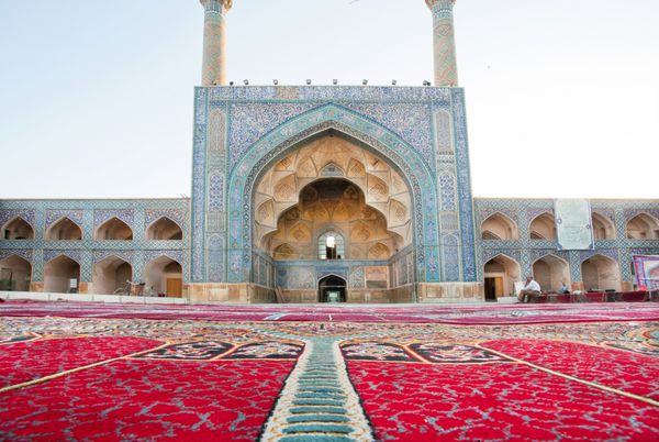 شیراز ایران - 21 اکتبر فرش قرمز ایرانی در کنار مسجد تاریخی با مناره ها در 21 اکتبر 2014 شیراز با جمعیتی بالغ بر 1500000 نفر یکی از قدیمی ترین شهرهای ایران باستان است