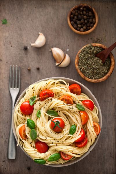 غذاهای ایتالیایی پاستا با روغن زیتون سیر ریحان و گوجه فرنگی اسپاگتی با گوجه فرنگی