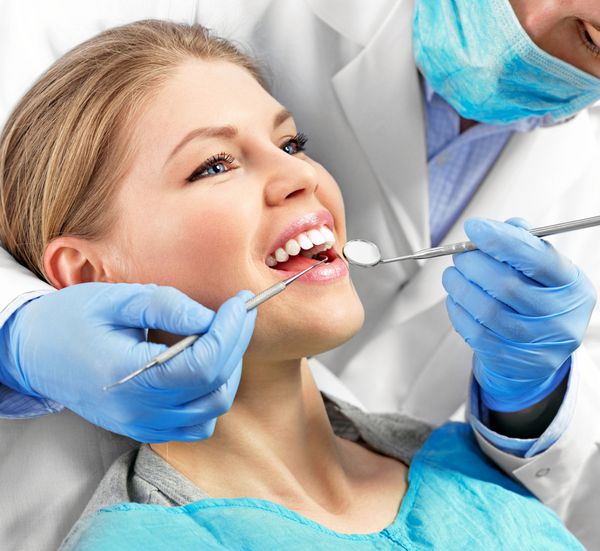 سلامت دندان دندانپزشک مرد در حال درمان یک بیمار زن