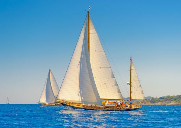قایق های بادبانی چوبی کلاسیک در ar جزیره spetses در یونان