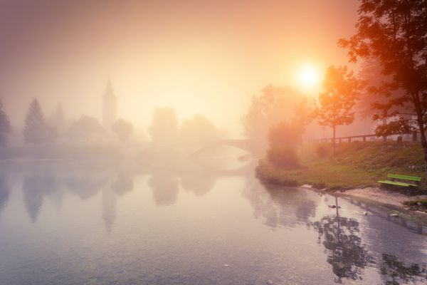 صبح مه آلود رنگارنگ باشکوه در دریاچه در پارک ملی تریگلاو واقع در دره بوهینج کوه های آلپ جولیان نمای دراماتیک کلیسا St جان باپتیست اسلوونی اروپا دنیای زیبایی