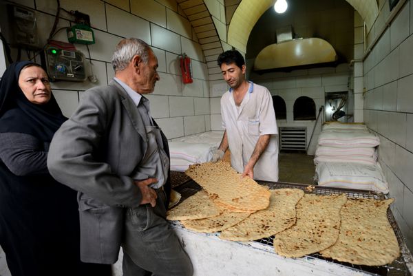 شیراز - 15 آوریل افراد ناشناس در بازار بازار وکیل شیراز ایران در 15 آوریل 2015 خرید و فروش نان می کنند بازار وکیل مهمترین جاذبه گردشگری شیراز است