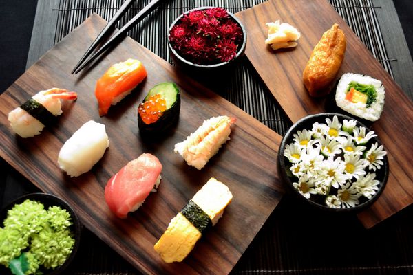 سوشی با گل داودی تصویر غذای ژاپنی
