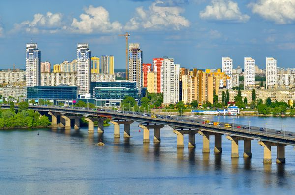 پایتخت اوکراین - کیف پل پاتون و منطقه مسکونی جدید در ساحل سمت چپ دنیپر در کیف