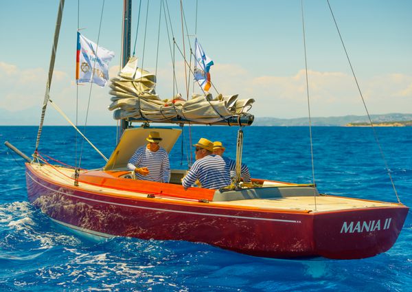 spetses یونان - 21 ژوئن 2014 افراد ناشناس سوار بر یک قایق بادبانی چوبی کلاسیک در طول یک مسابقه در جزیره اسپتسس در یونان در 21 ژوئن 2014