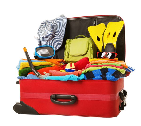 چمدان بسته بندی شده برای تعطیلات چمدان قرمز باز پر از لباس چمدان وسایل سفر خانواده مفهوم سفر