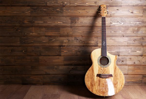 گیتار آکوستیک در زمینه چوبی