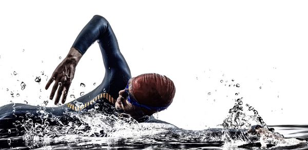 ورزشکار مرد سه گانه مرد آهنین شناگران در حال شنا در شبح روی پس زمینه سفید