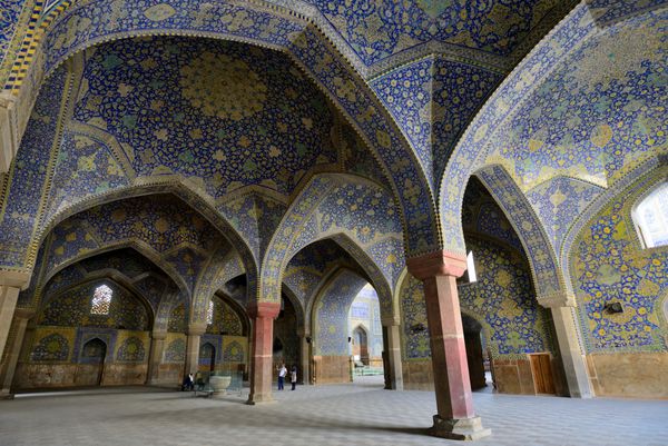 اصفهان - 18 آوریل فضای داخلی مسجد جامع اصفهان ایران در 18 آوریل 2015 این یکی از قدیمی ترین مساجد ایران است که هنوز پابرجاست این مسجد در فهرست میراث جهانی یونسکو قرار دارد