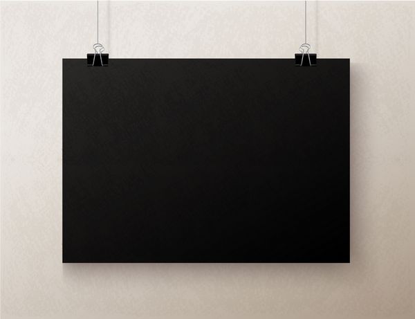 ورق کاغذ افقی بافت دار سیاه و سفید روی پس زمینه بژ روشن تصویر ماکت برداری