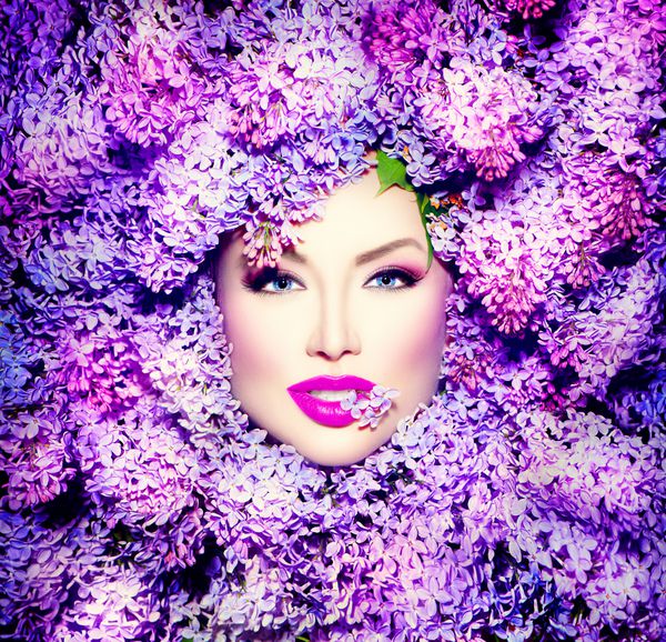 مدل موی زیبای دختر با گل یاسی مدل مو زن مدل زیبا دراز کشیده روی پس زمینه گل های شکوفه مدل موی طبیعت آرایش خلاقانه رنگ بنفش تعطیلات سبک آرایش بنفش مد