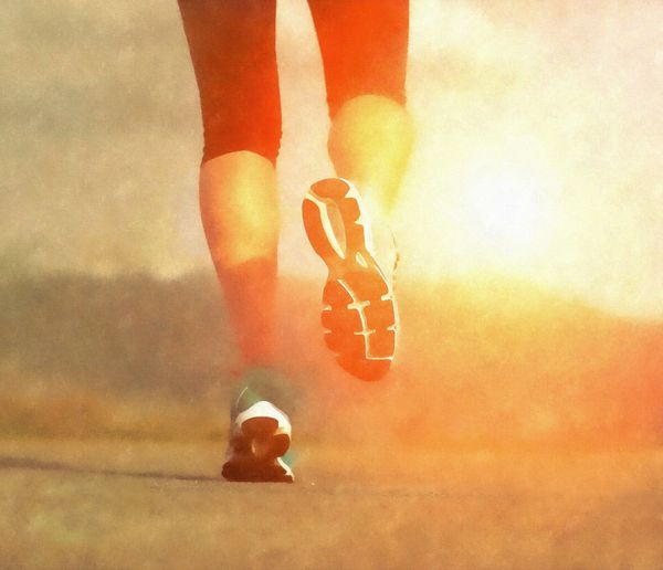 دویدن پاهای ورزشکار در جاده زیر نور خورشید جلوه هنری آکواریل