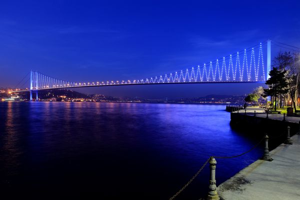 پل بسفر در صحنه شب استانبول ترکیه