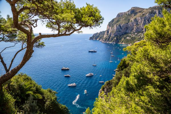 جزیره کاپری در یک روز زیبای تابستانی در ایتالیا