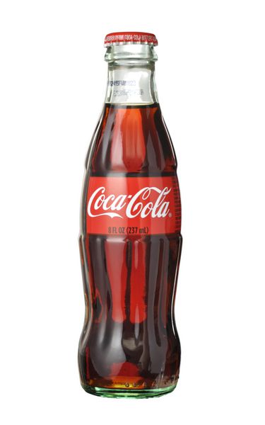 لس آنجلس ایالات متحده آمریکا - 19 مه 2015 بطری شیشه ای کلاسیک کوکاکولا جدا شده در زمینه سفید کوکاکولا محبوب ترین نوشابه گازدار است که در سراسر جهان فروخته می شود