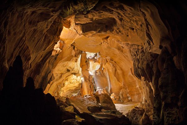پرتو نور در غار خفاش بوکیت لوانگ اندونزی