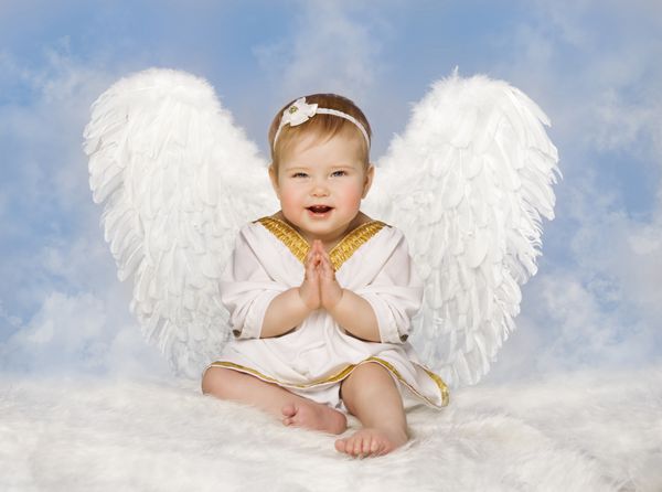 بال های فرشته فرشته بچه کوپید کودک نوپا با دستان بسته کودک تازه متولد شده در ابر آسمان آبی نشسته است