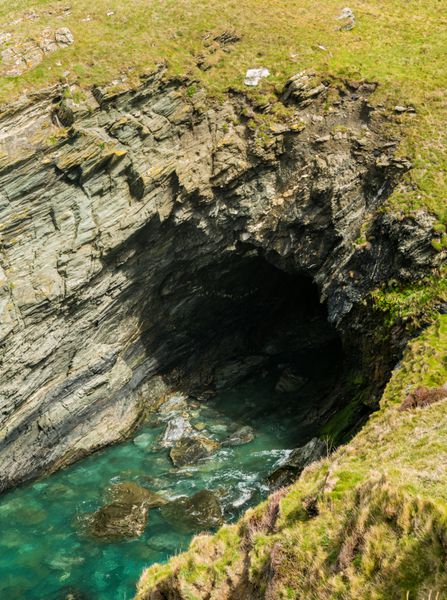 غار یا طاق دریایی در صخره در انگلستان انگلستان