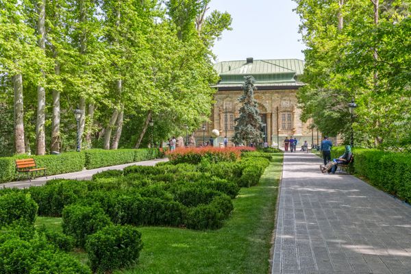 تهران ایران - 1 مه 2015 پیاده روی در حال پیاده روی از پارک تا موزه کاخ سبز سبز در یک روز آفتابی زیبا