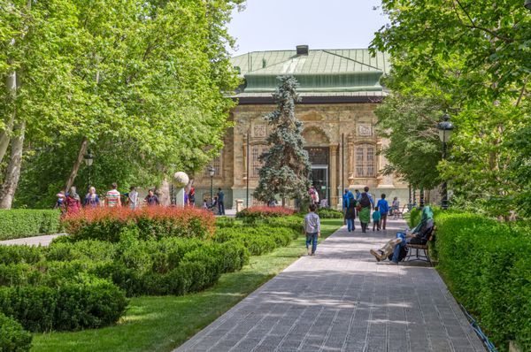 تهران ایران - 1 مه 2015 واکرها در یک روز آفتابی زیبا به موزه کاخ سبز سبز می روند