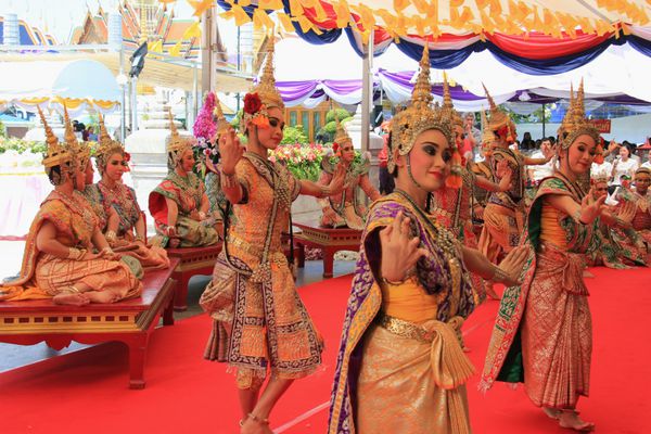 بانکوک تایلند - 21 آوریل 2015 رقص سنتی تایلندی در شهر بانکوک نمایش داده می شود