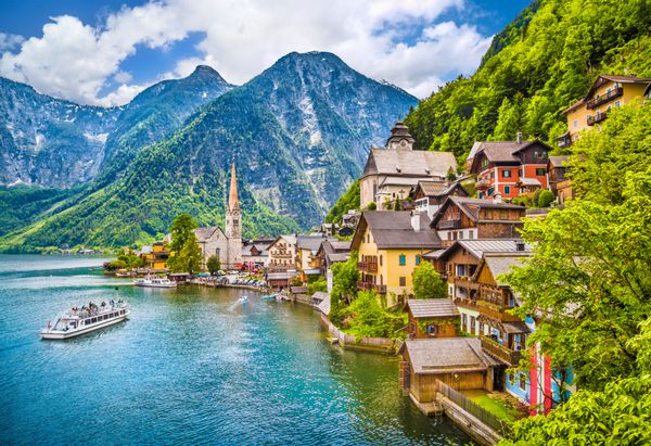 نمایی زیبا از کارت پستال روستای کوهستانی معروف هالستات با دریاچه هالستات در آلپ اتریش