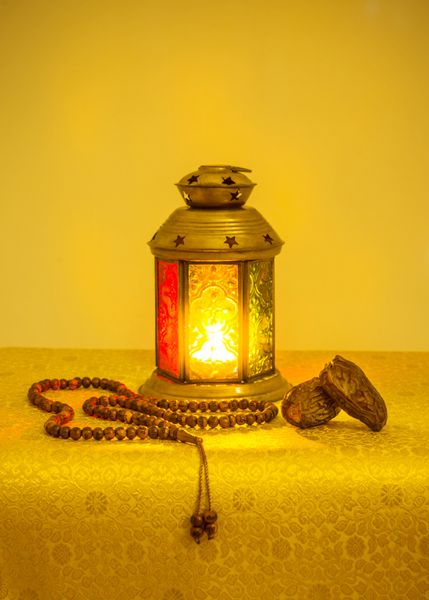 زمینه جشن رمضان چراغ ماه رمضان سنتی با میوه خرما و تسبیح