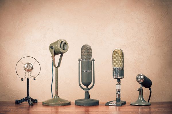 میکروفون های قدیمی برای کنفرانس مطبوعاتی عکس فیلتر شده به سبک اینستاگرام قدیمی