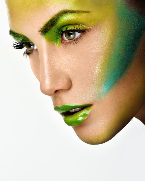 چهره زن زیبا با آرایش حرفه ای سبز