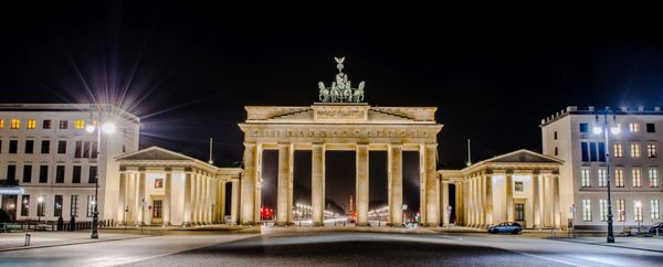برلین آلمان دروازه براندنبورگ نقطه عطف مشهور برلین و آلمان است