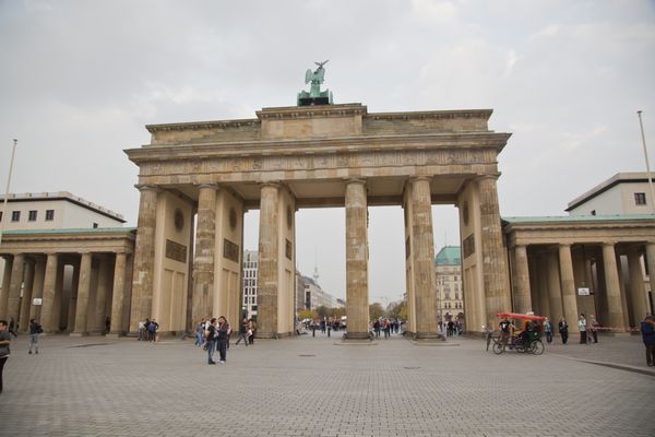 برلین آلمان دروازه براندنبورگ نقطه عطف مشهور برلین و آلمان است