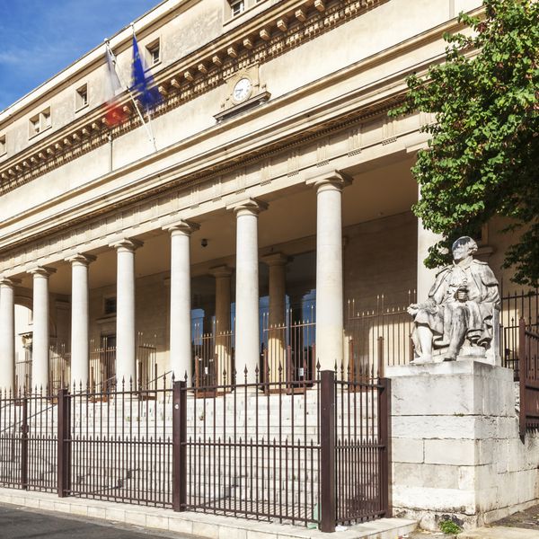 نمای مربع از دادگاه تجدیدنظر و مجسمه ها فرانسه