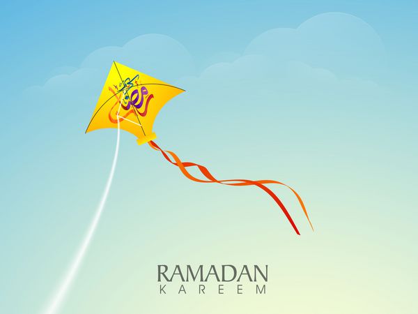 بادبادک زرد براق با خط عربی اسلامی رنگارنگ متن رمضان کریم در آسمان ابری برای ماه مقدس جشن جامعه مسلمانان پرواز می کند