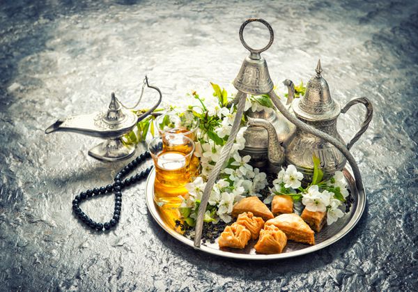 ماه مبارک رمضان عید شما مبارک تزیین اعیاد اسلامی لیوان و قابلمه چای باقلوا لذیذ سنتی تصویر رنگ بندی شده به سبک وینتیج
