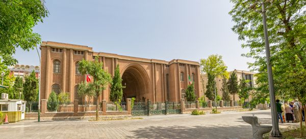 تهران ایران - 1 مه 2015 ساختمان موزه ملی باستان شناسی ایران توسط معمار فرانسوی آندره گدار در اوایل قرن بیستم و گردشگران در جلوی آن طراحی شده است