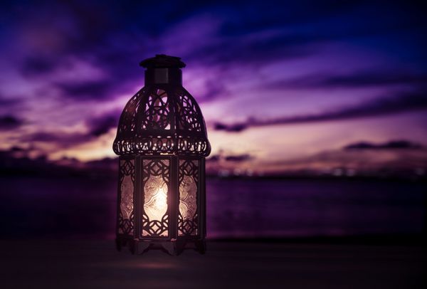چراغ ماه مبارک رمضان در برابر آسمان آرام و زیبا عصر پس زمینه ماه رمضان